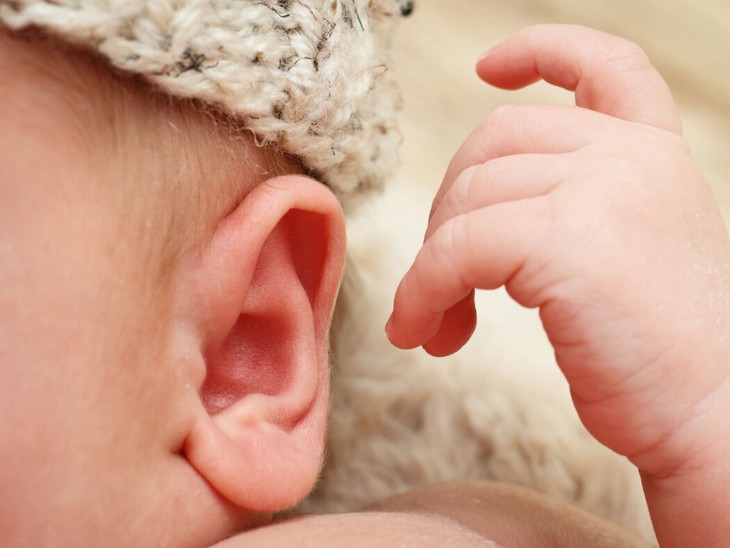 Điếc bẩm sinh ở trẻ em, làm thế nào để phát hiện? - Ảnh 2.
