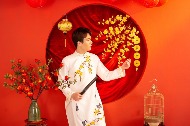 Sau cổ vũ chống dịch, ca sĩ Nguyễn Đức Trung hát mừng xuân - Ảnh 2.