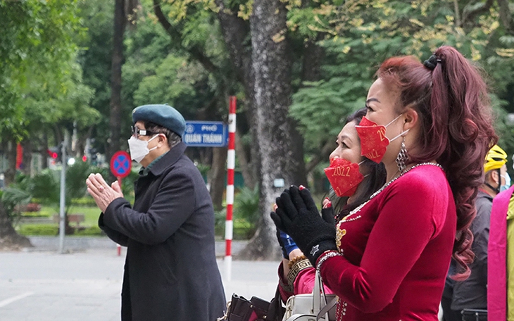 Người Hà Nội đi lễ đầu năm thời COVID 