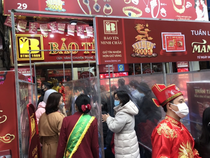 Người dân Hà Nội đổ xô mua vàng cầu may ngày Vía thần tài - Ảnh 2.