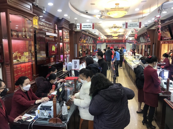 Người dân Hà Nội đổ xô mua vàng cầu may ngày Vía thần tài - Ảnh 1.