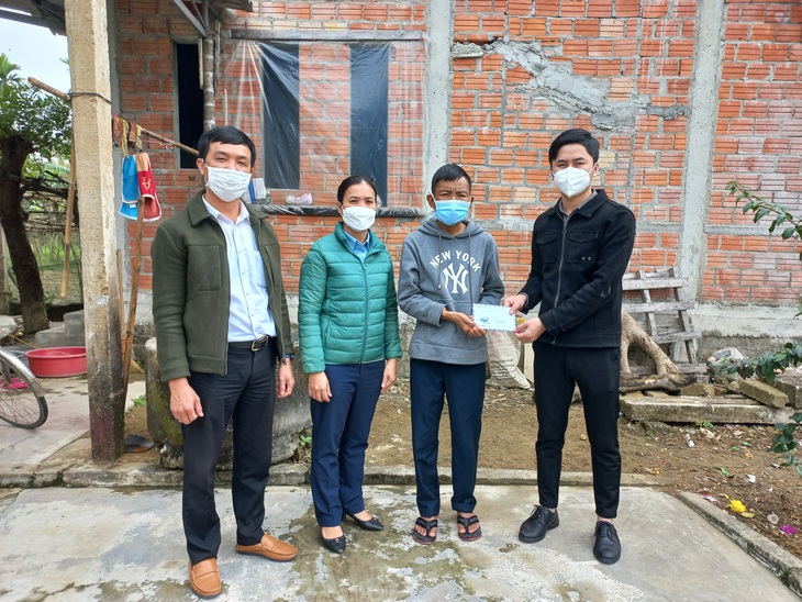 Trao tiền bạn đọc hỗ trợ đến gia đình có hoàn cảnh khó khăn ở Thừa Thiên Huế - Ảnh 1. Trao tiền bạn đọc hỗ trợ đến gia đình có hoàn cảnh khó khăn ở Thừa Thiên Huế - Ảnh 1.