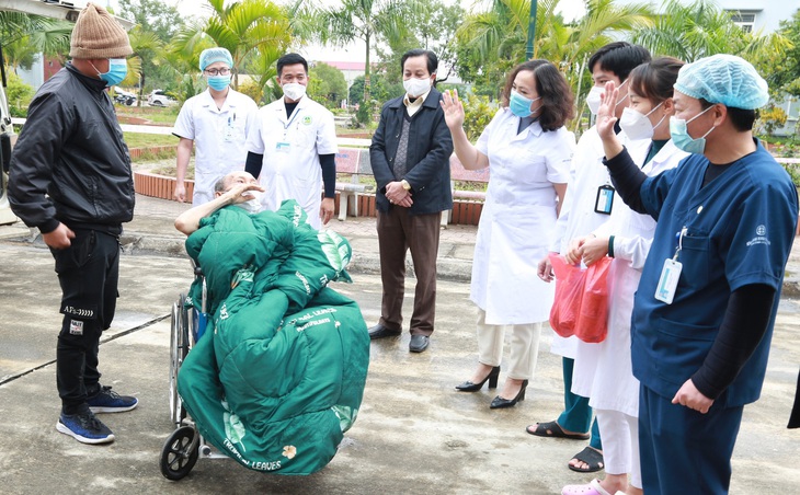 Hai lần hội chẩn cứu bệnh nhân COVID-19 đột quỵ, suy thận nặng - Ảnh 2.