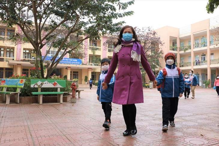 Học sinh ngoại thành Hà Nội thực hiện nghiêm công tác phòng dịch trong ngày đầu trở lại trường - Ảnh 6.