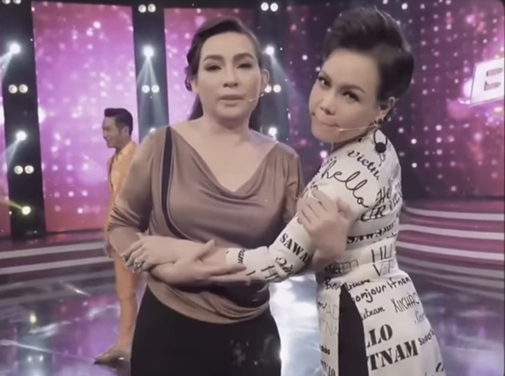 Việt Hương đến ‘ăn Tết’ với Phi Nhung, con gái bên Mỹ nấu đồ cúng mẹ - Ảnh 3.