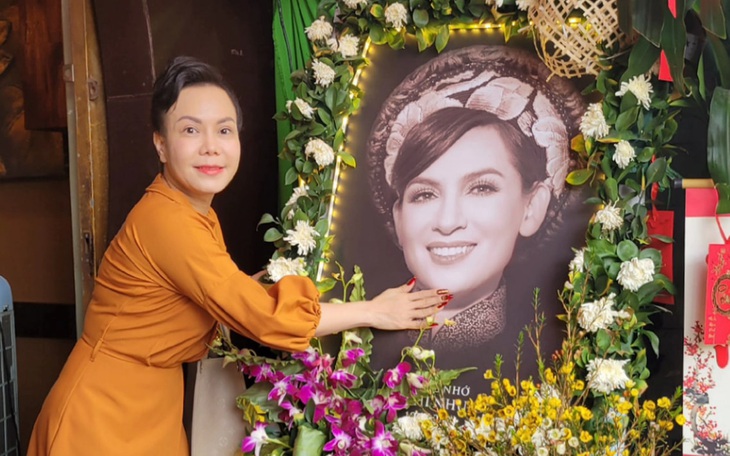 Việt Hương đến ‘ăn Tết’ với Phi Nhung, con gái bên Mỹ nấu đồ cúng mẹ
