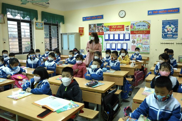 Học sinh ngoại thành Hà Nội thực hiện nghiêm công tác phòng dịch trong ngày đầu trở lại trường - Ảnh 7.