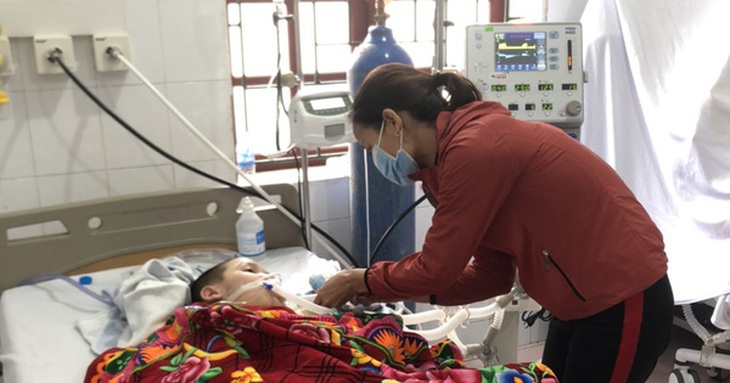 Mẹ mắc u tuyến giáp không dám điều trị, dành tiền chạy chữa cho con trai đang nguy kịch vì bệnh nặng