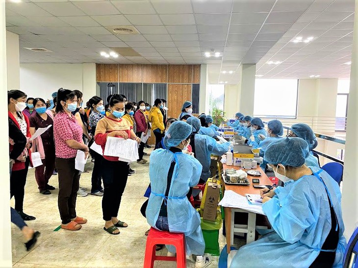 Vĩnh Phúc yêu cầu 100% người lao động trên địa bàn xét nghiệm COVID-19 trước khi trở lại làm việc - Ảnh 2. Vĩnh Phúc yêu cầu 100% người lao động trên địa bàn xét nghiệm COVID-19 trước khi trở lại làm việc - Ảnh 2.