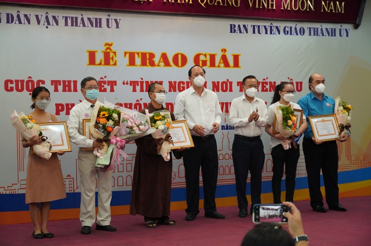 TP.HCM trao giải cuộc thi viết “Tình người nơi tuyến đầu chống dịch COVID-19” - Ảnh 1. TP.HCM trao giải cuộc thi viết “Tình người nơi tuyến đầu chống dịch COVID-19” - Ảnh 1.