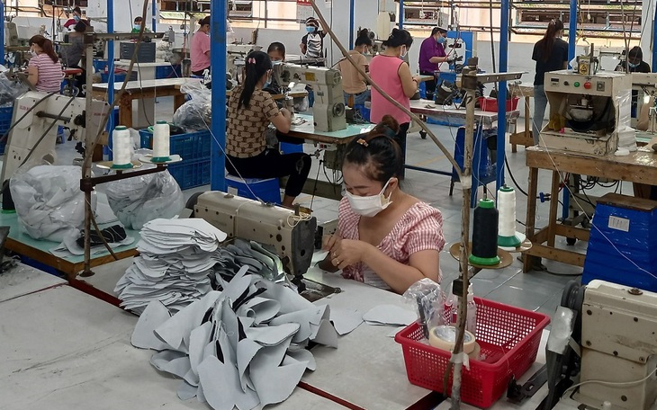 Nam Trung Bộ: Lao động hồ hởi trở lại làm việc