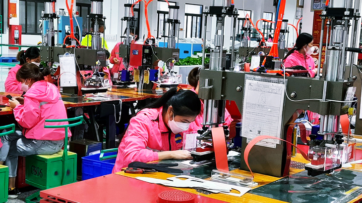 Nghệ An: Công ty tăng lương, công nhân trở lại làm việc sau 1 tuần đình công - Ảnh 1. Nghệ An: Công ty tăng lương, công nhân trở lại làm việc sau 1 tuần đình công - Ảnh 1.