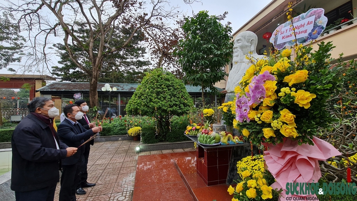 Bệnh viện YHCT Nghệ An dâng hương tưởng nhớ Đại danh y Hải Thượng Lãn Ông Lê Hữu Trác - Ảnh 1. Bệnh viện YHCT Nghệ An dâng hương tưởng nhớ Đại danh y Hải Thượng Lãn Ông Lê Hữu Trác - Ảnh 1.