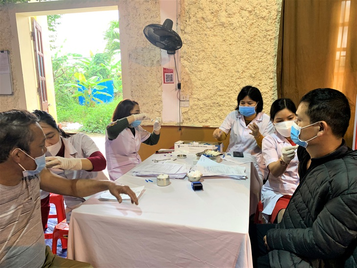 Ninh Bình: Số ca mắc COVID-19 tăng kỷ lục, 7 xã, phường thuộc vùng đỏ - Ảnh 2.