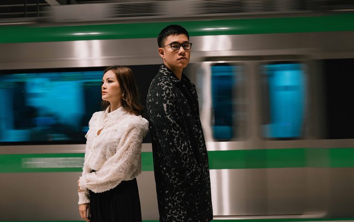 Ca sĩ Cát Tiên "mãi đợi một người" ở đường sắt Cát Linh - Hà Đông
