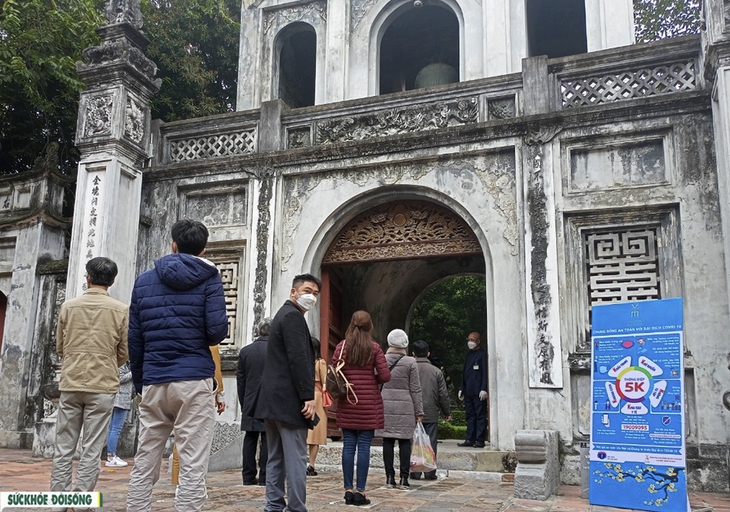 Di tích Văn Miếu - Quốc Tử Giám trong ngày đầu đón khách trở lại - Ảnh 5.