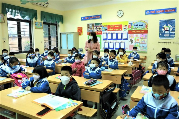 Học sinh tiểu học đi học trực tiếp: Cần tăng thời gian hướng dẫn các em kỹ năng ban đầu - Ảnh 2.