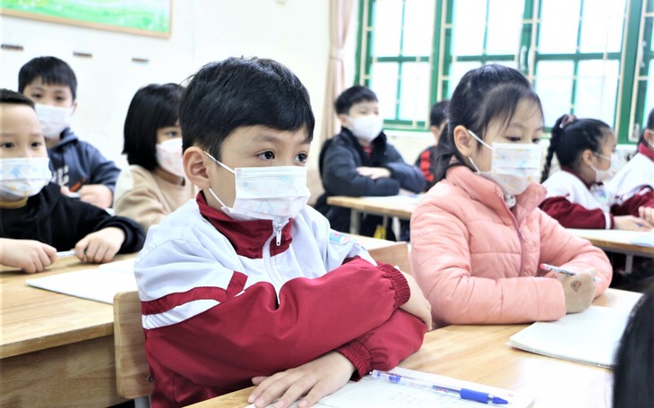Học sinh tiểu học đi học trực tiếp: Cần tăng thời gian hướng dẫn các em kỹ năng ban đầu