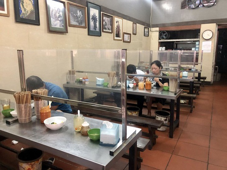 Lời khuyên phòng ngộ độc thực phẩm dịp lễ hội Xuân - Ảnh 1.