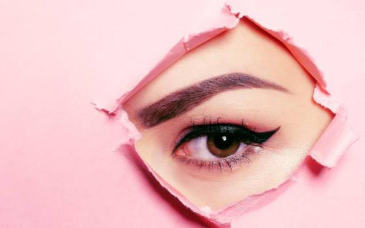Tự làm serum cho lông mày thưa và mỏng