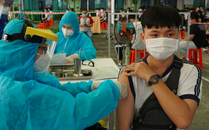 Vì sao nên tiêm vaccine cho con trong khi đa số trẻ mắc COVID-19 có biểu hiện nhẹ hoặc không triệu chứng? 