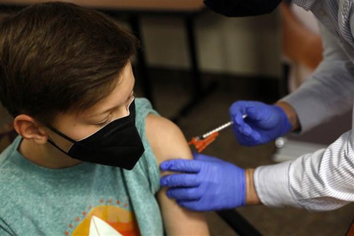 Anh tiêm vaccine ngừa COVID-19 liều thấp cho trẻ từ 5-11 tuổi - Ảnh 2. Anh tiêm vaccine ngừa COVID-19 liều thấp cho trẻ từ 5-11 tuổi - Ảnh 2.
