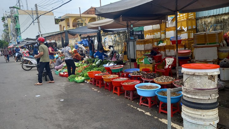 Khánh Hòa: Tràn lan họp chợ trên vỉa hè - Ảnh 7.