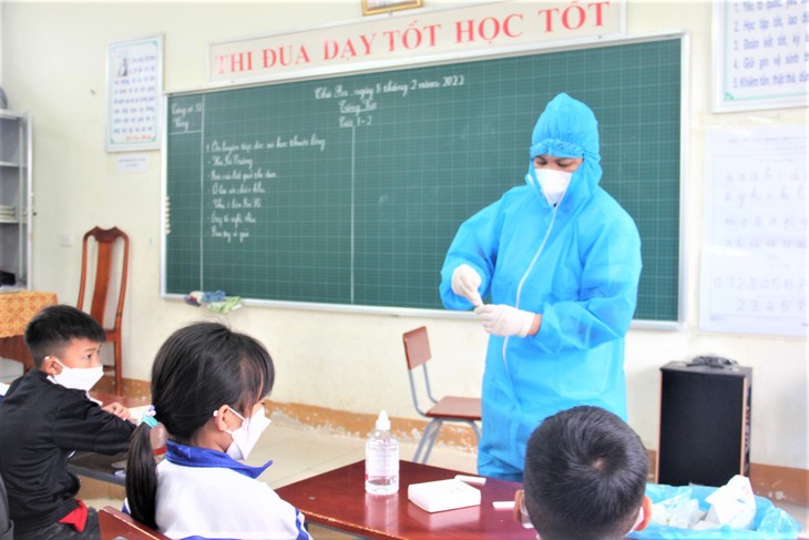 Kiểm soát dịch trong trường học mỗi nơi một kiểu - Ảnh 4. Kiểm soát dịch trong trường học mỗi nơi một kiểu - Ảnh 4.
