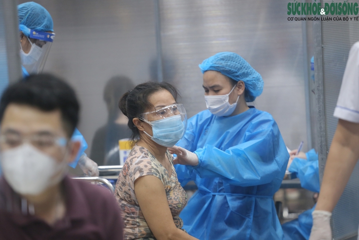 Hà Nội tìm mọi cách bảo vệ người thuộc nhóm nguy cơ mắc COVID-19 - Ảnh 2. Hà Nội tìm mọi cách bảo vệ người thuộc nhóm nguy cơ mắc COVID-19 - Ảnh 2.