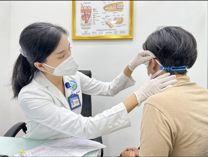 Nam thanh niên bị loét hoại tử do tiêm filler tạo tai Phật - Ảnh 2. Nam thanh niên bị loét hoại tử do tiêm filler tạo tai Phật - Ảnh 2.