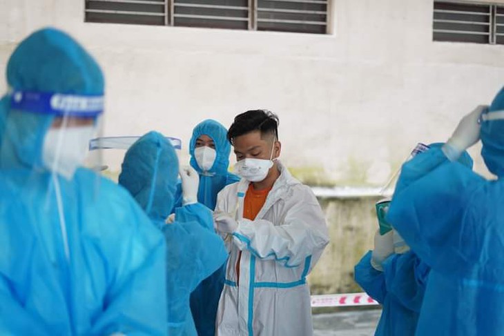 Ảnh: Test nhanh hàng nghìn sinh viên trước khi quay trở lại trường - Ảnh 3.
