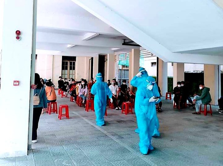 Ảnh: Test nhanh hàng nghìn sinh viên trước khi quay trở lại trường - Ảnh 2.