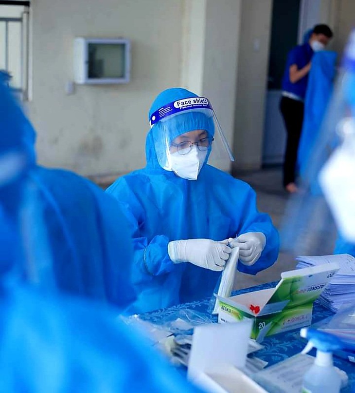 Ảnh: Test nhanh hàng nghìn sinh viên trước khi quay trở lại trường - Ảnh 4.