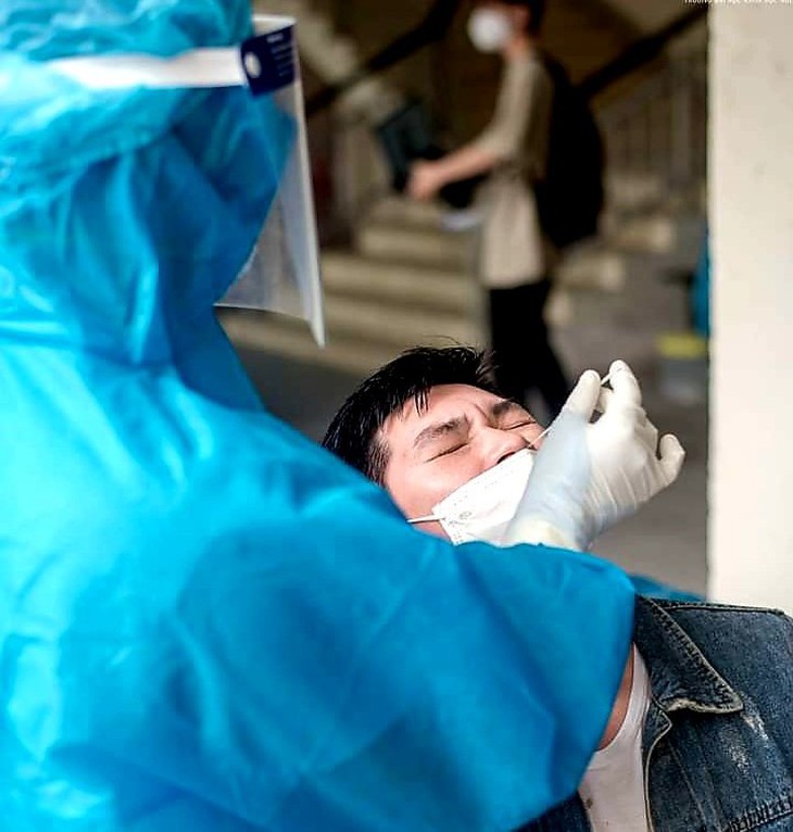 Ảnh: Test nhanh hàng nghìn sinh viên trước khi quay trở lại trường - Ảnh 6.