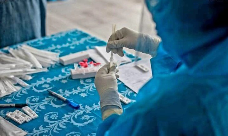 Ảnh: Test nhanh hàng nghìn sinh viên trước khi quay trở lại trường - Ảnh 7.