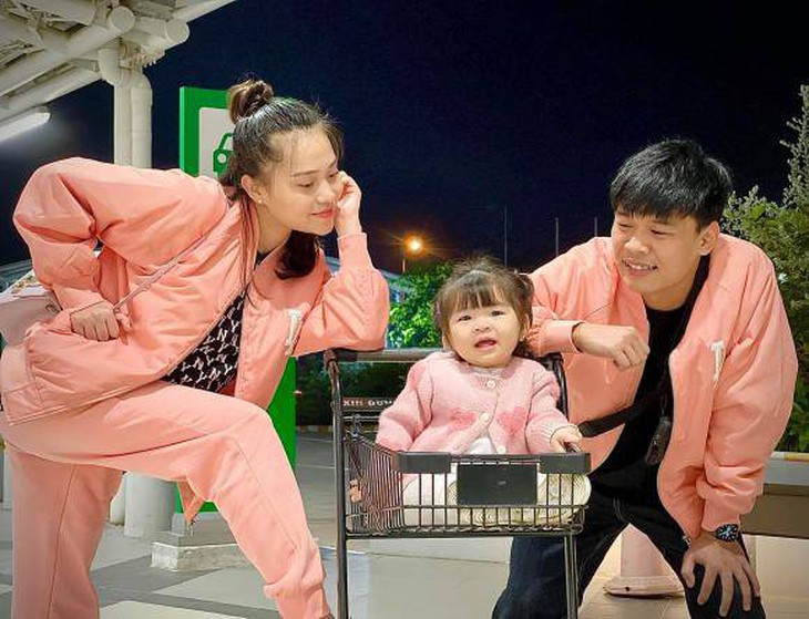 Vợ chồng Trung Ruồi đưa con gái vào viện giữa đêm do mắc dị vật - Ảnh 2.
