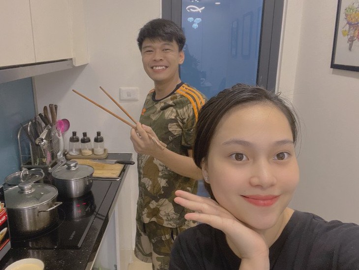 Vợ chồng Trung Ruồi đưa con gái vào viện giữa đêm do mắc dị vật - Ảnh 9.