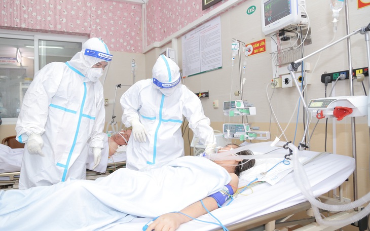Lại lập đỉnh, Hà Nội lên gần 4.900 ca mới;  801 ca nặng, nguy kịch 
