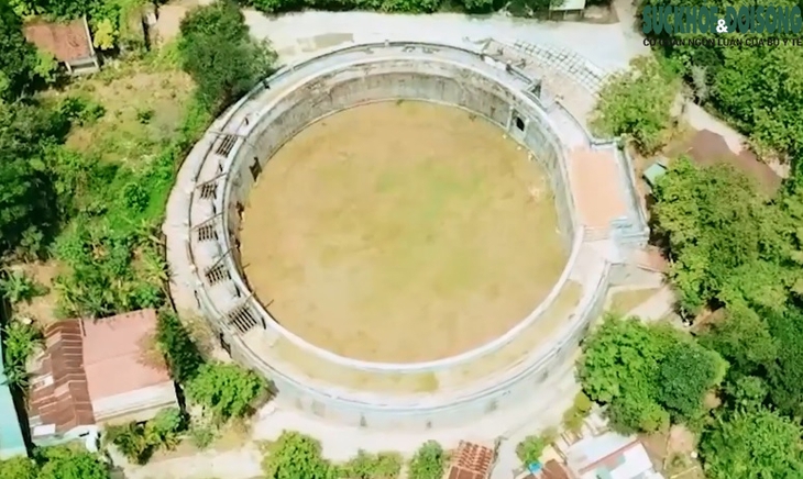 Năm Nhâm Dần, chiêm ngưỡng đấu trường giữa voi và hổ hiếm có trên thế giới - Ảnh 2.