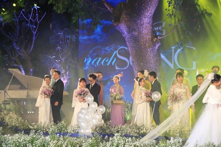 Những hình ảnh cảm động tại đám cưới tập thể của y, bác sĩ tại Bệnh viện Quân y 175 - Ảnh 7. Những hình ảnh cảm động tại đám cưới tập thể của y, bác sĩ tại Bệnh viện Quân y 175 - Ảnh 7.