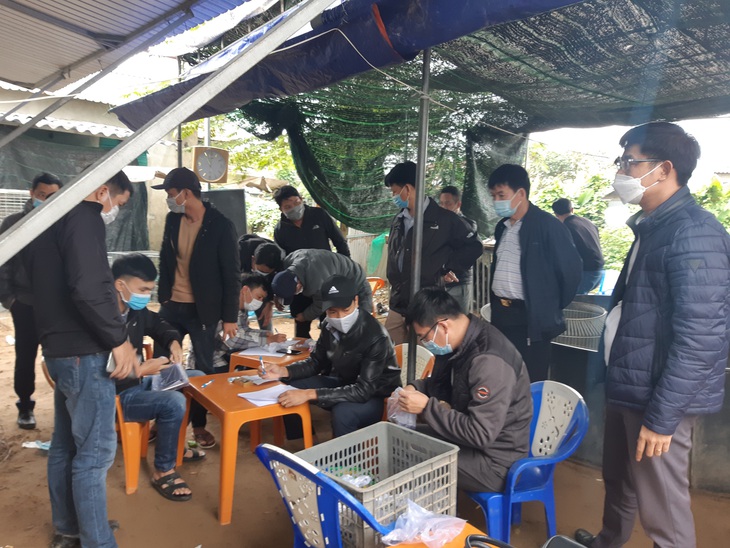 Công an bao vây trường gà, phát hiện hàng chục đối tượng "miệt mài" cá độ - Ảnh 1.