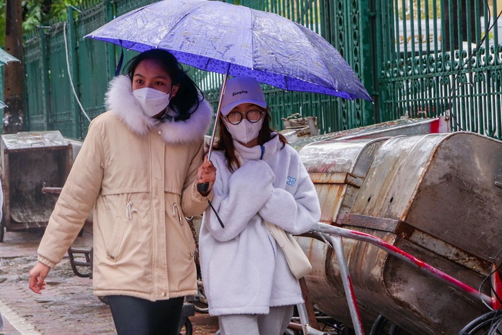 Chùm ảnh- Người dân Hà Nội trải nghiệm cái lạnh tê tái - Ảnh 9. Chùm ảnh- Người dân Hà Nội trải nghiệm cái lạnh tê tái - Ảnh 9.