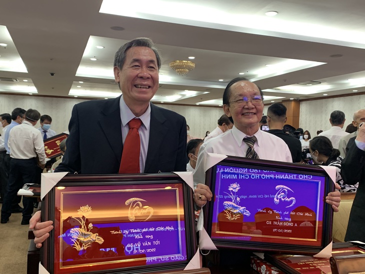 TP.HCM: Họp mặt các Giáo sư, Phó giáo sư, thầy thuốc tiêu biểu - Ảnh 2. TP.HCM: Họp mặt các Giáo sư, Phó giáo sư, thầy thuốc tiêu biểu - Ảnh 2.