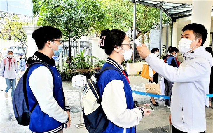 Nóng: Hướng dẫn mới nhất của Bộ Y tế xử trí ca mắc COVID-19; cách ly F1 là học sinh khi học trực tiếp