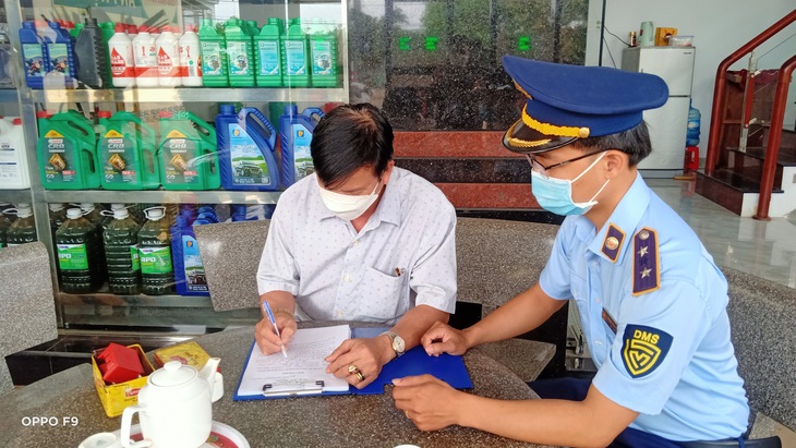 Lực lượng Quản lý thị trường kiểm tra, ký cam kết với các cơ sở kinh doanh xăng dầu Lực lượng Quản lý thị trường kiểm tra, ký cam kết với các cơ sở kinh doanh xăng dầu