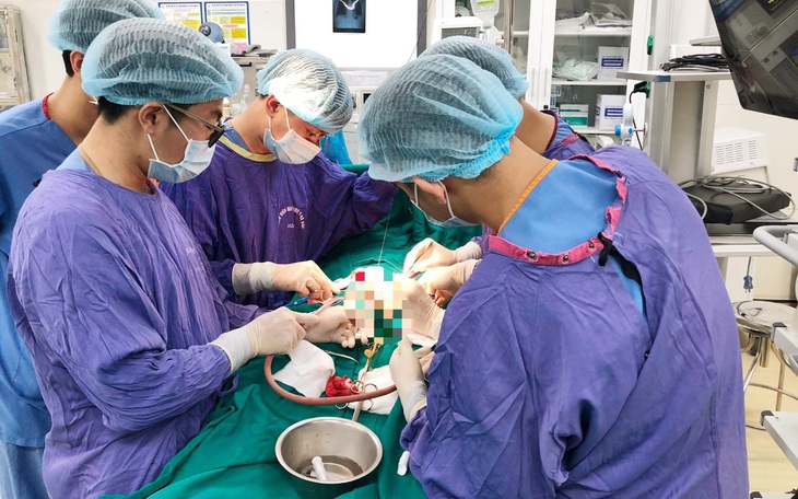 Người đàn ông gãy "của quý" khi chơi cùng con