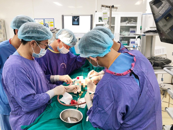 Người đàn ông gãy "của quý" khi chơi cùng con - Ảnh 1. Người đàn ông gãy "của quý" khi chơi cùng con - Ảnh 1.