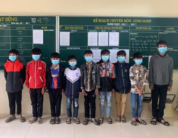 Tìm ra nhóm học sinh ném đá vào tàu hỏa đang chạy khiến hàng trăm hành khách hoảng loạn - Ảnh 2. Tìm ra nhóm học sinh ném đá vào tàu hỏa đang chạy khiến hàng trăm hành khách hoảng loạn - Ảnh 2.