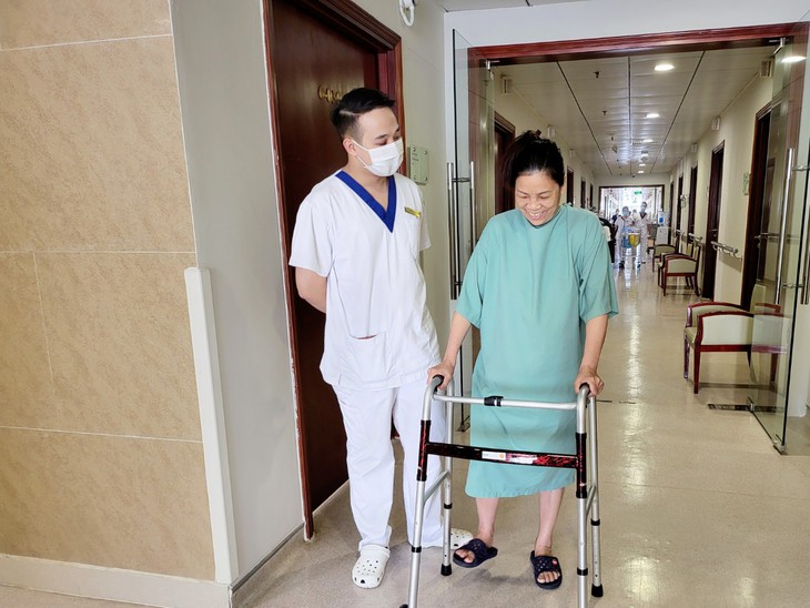 Vinmec: Ứng dụng thành công kỹ thuật "cá thể hóa" thay khớp háng "4 không" - Ảnh 3.