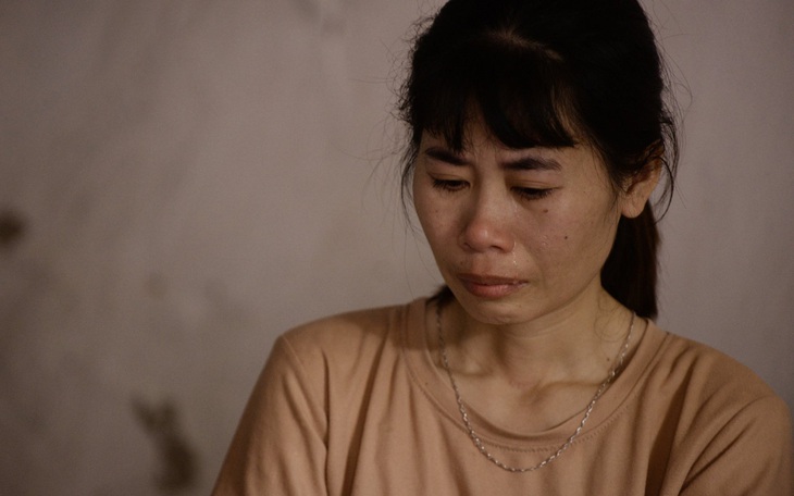 Xót xa cảnh con gái ung thư không đủ tiền điều trị chăm sóc bố bị tâm thần